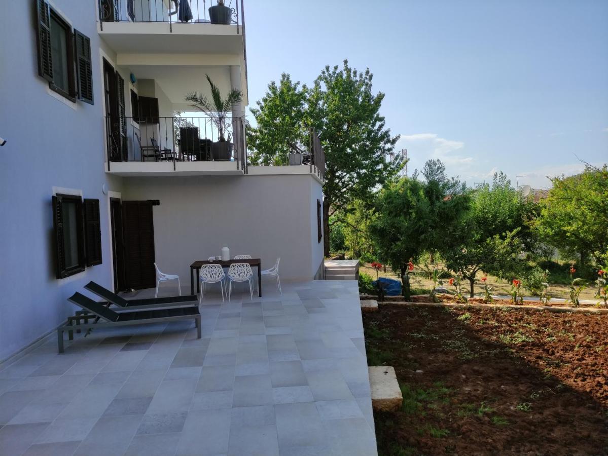 ApartVilla Castropola Bagian luar foto