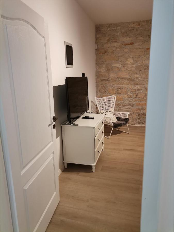 ApartVilla Castropola Bagian luar foto